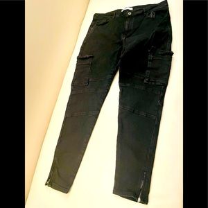 Zara Black Skinny jeans with pockets on side with zipper at the leg also
